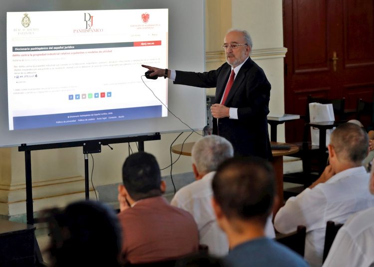 El escritor e historiador Santiago Muñoz Machado, director de la Real Academia Española (RAE) y presidente de la Asociación de Academias de la Lengua Española, durante su presentación del Diccionario jurídico panhispánico este lunes, en la Facultad de Derecho de la Universidad de La Habana. Foto: Ernesto Mastrascusa/EFE.