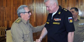 El ex presidente cubano Raúl Castro (i) saluda al Comandante en Jefe de la Marina de Guerra de la Federación de Rusia, el almirante Nikolai Yevmenov, durante su encuentro en La Habana, el 21 de febrero de 2020. Foto: Estudios Revolución.