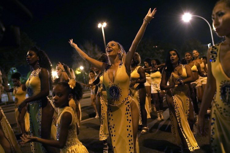 Jessica Hahn-Chaplin (centro) de Bristol, Inglaterra, baila durante un ensayo de la escuela de samba Paraíso de Tuiuti en Río de Janeiro, Brasil. Foto: Silvia Izquierdo/AP.