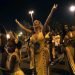 Jessica Hahn-Chaplin (centro) de Bristol, Inglaterra, baila durante un ensayo de la escuela de samba Paraíso de Tuiuti en Río de Janeiro, Brasil. Foto: Silvia Izquierdo/AP.