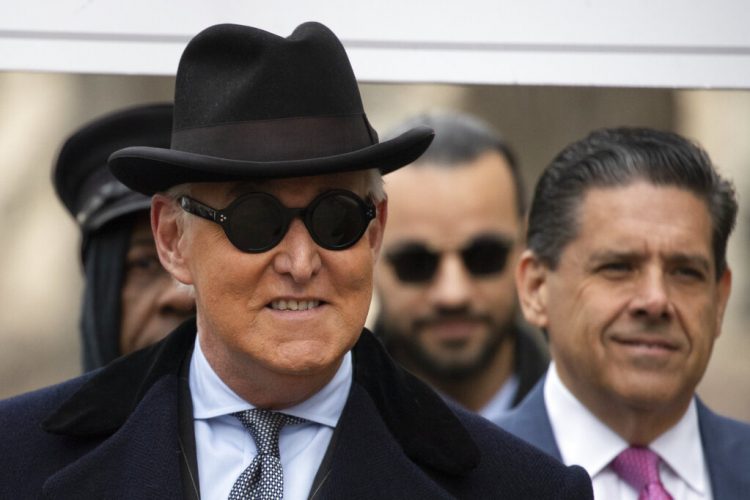 Roger Stone arriba a una corte federal en Washington DC, acusado de manipular testigos y de mentir al Congreso, el jueves 20 de febrero de 2020. Foto: Manuel Balce Ceneta/AP.