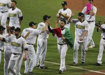 Los jugadores de México celebran la victoria 4-2 ante Puerto Rico en la Serie del Caribe, el domingo 2 de febrero de 2020, en San Juan, Puerto Rico. Foto: AP/Fernando Llano