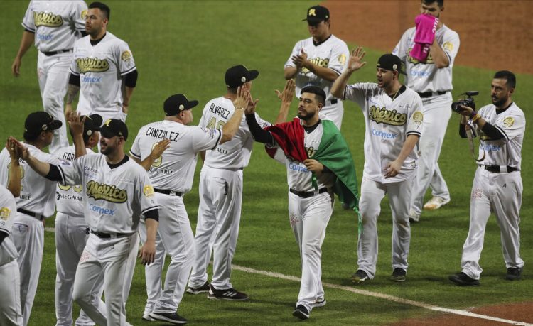 Los jugadores de México celebran la victoria 4-2 ante Puerto Rico en la Serie del Caribe, el domingo 2 de febrero de 2020, en San Juan, Puerto Rico. Foto: AP/Fernando Llano