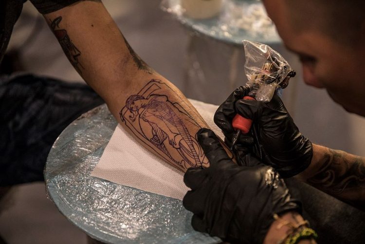 sesion de tatuajes-fac-la marca-la habana