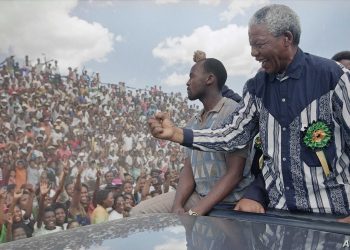 Nelson Mandela, saludando a una multitud en el estadio Galeshewe cerca de Kimberley, Sudáfrica, antes de un "Foro del Pueblo", en 1994. Foto:  David Brauchli/AP.