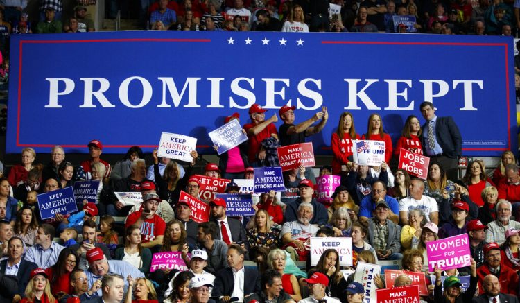 Simpatizantes del presidente Donald Trump durante un mitin del mandatario en el Allen County War Memorial Coliseum, en Indiana, el 5 de noviembre de 2018. Foto: Carolyn Kaster/AP.