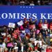 Simpatizantes del presidente Donald Trump durante un mitin del mandatario en el Allen County War Memorial Coliseum, en Indiana, el 5 de noviembre de 2018. Foto: Carolyn Kaster/AP.