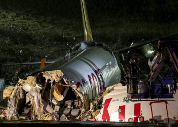 Rescatistas y bomberos trabajan en un avión que se salió de la pista del aeropuerto Sabiha Gokcen en Estambul, el miércoles 5 de febrero de 2020. Foto: Can Erok/DHA vía AP.