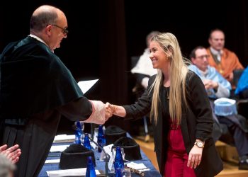 El rector de la Universidad de Alicante, Manuel Palomar (i), dijo que unas 250 tesis doctorales se han realizado de manera conjunta entre universidades cubanas y la alicantina. Foto: @campusUA/Facebook.