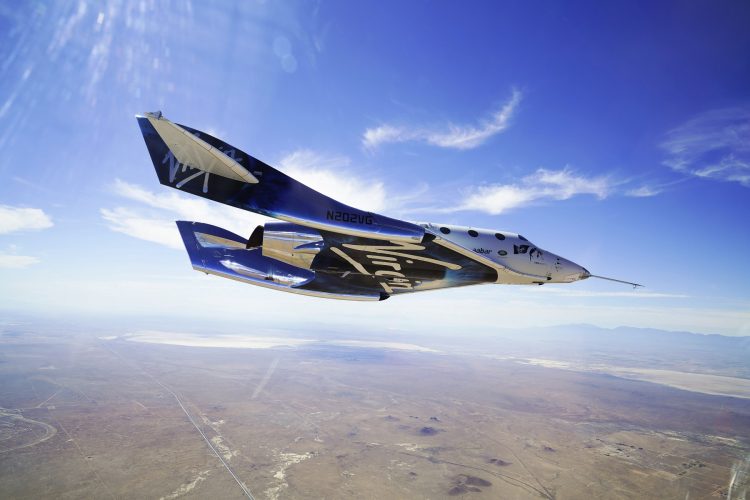 La nave VSS Unite surca los cielos durante una prueba de vuelo supersónico. (Virgin Galactic, vía AP)