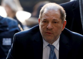 El ex productor de Hollywood Harvey Weinstein mientras llegaba hoy a la Corte Suprema del estado de Nueva York. Foto: Jason Szenes / EFE.