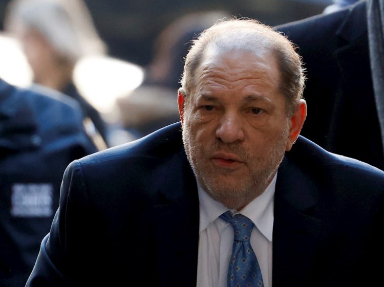 El ex productor de Hollywood Harvey Weinstein mientras llegaba hoy a la Corte Suprema del estado de Nueva York. Foto: Jason Szenes / EFE.