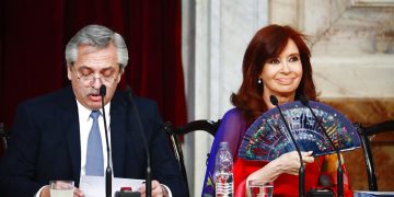 La actual vicepresidenta y ex mandataria de Argentina Cristina Fernández, junto al presidente Alberto Fernández en una sesión del Congreso de Buenos Aires, el domingo 1 de marzo de 2020. Foto: Marcos Brindicci / AP / Archivo.