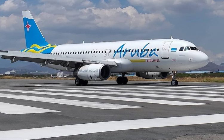 El embajador cubano en Guyana, Narciso Armador Socorro, informó este viernes a la prensa que Aruba Airlines enviará un avión a últimas horas de hoy y otro mañana sábado. Foto: @ArubaAirlines/Twitter