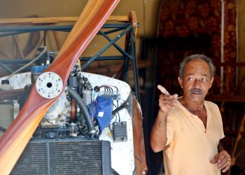 Ingeniero cubano Adolfo Rivera junto a su avión. Foto: EFE/ Ernesto Mastrascusa