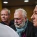 El exsacerdote francés Bernard Preynat, al centro, llega a un tribunal de Lyon, Francia. Foto: AP/Laurent Cipriani, Archivo.