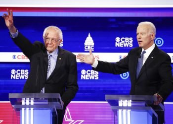 Los precandidatos presidenciales demócratas Bernie Sanders (izquierda) y Joe Biden (derecha) participan en un debate en el Centro Gaillard de Charleston, Carolina del Sur, en esta fotografía de archivo del 25 de febrero de 2020. (AP Foto/Patrick Semansky)