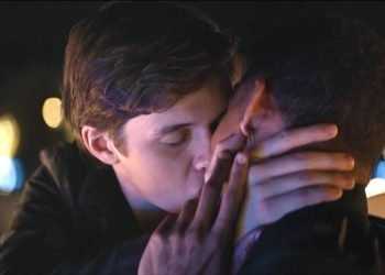 Escena de un beso gay en el filme "Love, Simon", cortada en la transmisión de la película en Cuba, lo que generó críticas en las redes sociales y motivó una disculpa de la TV cubana. Foto: Fotograma del filme.