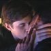 Escena de un beso gay en el filme "Love, Simon", cortada en la transmisión de la película en Cuba, lo que generó críticas en las redes sociales y motivó una disculpa de la TV cubana. Foto: Fotograma del filme.