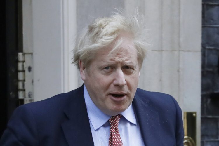 El primer ministro de Gran Bretaña, Boris Johnson, sale de su residencia oficial, en el 10 de Downing Street, el 25 de marzo. Foto: Matt Dunham/AP.