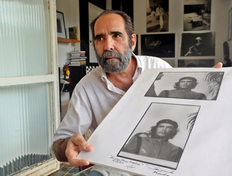 El fotógrafo José A. Figueroa, quien fuera ayudante de Korda, muestra fotos del Che Guevara, el 5 de marzo del 2020, en La Habana, Cuba. Foto: Ernesto Mastrascusa / EFE.