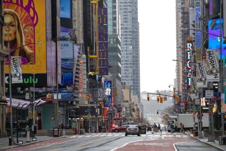 Los semáforos iluminan la calle 42 en Times Square, Nueva York el miércoles 25 de marzo de 2020. (AP Foto/Mary Altaffer)