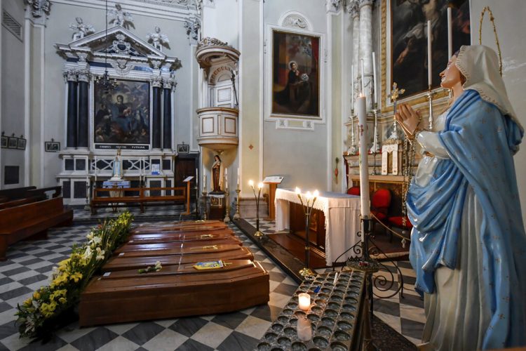 Varios ataúdes con cuerpos, a la espera de ser transportados al cementerio, en la iglesia de Serina, cerca de Bérgamo, en el norte de Italia, Foto: Claudio Furlan/LaPresse vía AP.