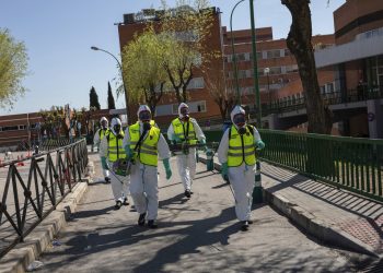 Soldados de la Guardia Real española desinfectan un hospital para evitar la propagación del nuevo coronavirus, en Madrid, España, el domingo 29 de marzo de 2020. Foto: Bernat Armangue / AP.