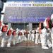 En esta foto del 1 de marzo del 2020,  soldados sudcoreanos con trajes protectores fumigan desinfectante para prevenir la diseminación del coronavirus en la ciudad de Daegu.  (Lee Moo-ryul/Newsis via AP)