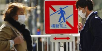 Peatones con mascarillas en una calle el jueves 5 de marzo de 2020 en Tokio, Japón. Foto: Eugene Hoshiko / AP.