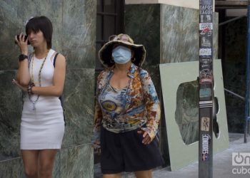 Una mujer se cubre parte del rostro con una mascarilla en La Habana, el 12 de marzo de 2020, luego de que las autoridades sanitarias informaran sobre casos de enfermos con Covid-19 en la Isla. Foto: Otmaro Rodríguez.