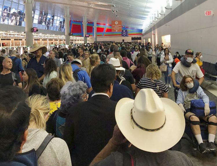 Viajeros esperan a pasar la aduana en el Aeropuerto Internacional de Dallas Fort Worth en Grapevine, Texas. Foto: Austin Boschen, via: AP.