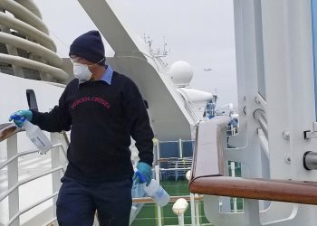 Un empleado desinfecta un barandal en el crucero Grand Princess, anclado frente a la costa de California, el jueves 5 de marzo de 2020. Foto: Michele Smith vía AP.