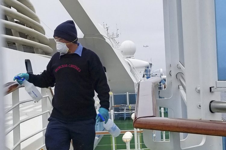 Un empleado desinfecta un barandal en el crucero Grand Princess, anclado frente a la costa de California, el jueves 5 de marzo de 2020. Foto: Michele Smith vía AP.