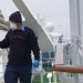 Un empleado desinfecta un barandal en el crucero Grand Princess, anclado frente a la costa de California, el jueves 5 de marzo de 2020. Foto: Michele Smith vía AP.