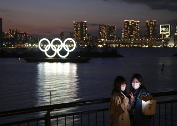 Dos mujeres se hacen una foto con los anillos olímpicos de fondo, en la zona de Odaiba, en Tokio,. Foto: Jae C. Hong / AP / Archivo.