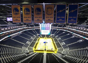 Foto de archivo de la arena Chase Center vacía, en San Francisco, EE.UU., con los banners de campeón de los Golden State Warriors. Foto: Eric Risberg / AP / Archivo.