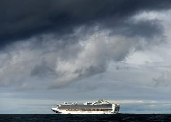 Llevando a bordo a muchas personas que dieron positivo a COVID-19, el crucero Grand Princess se mantiene a casi 50 kilómetros de la costa de San Francisco, el domingo 8 de marzo de 2020. Foto: Noah Berger / AP.