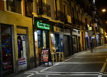 Una persona recorre la calle San Nicolás, que aparece inusualmente desierta, en Pamplona, norte de España, ante la emergencia suscitada por la propagación del coronavirus, el viernes 13 de marzo de 2020. Foto: AP/Alvaro Barrientos.