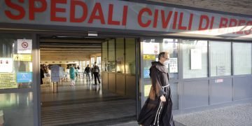 Un fraile abandona un hospital en Brescia, Italia, el lunes 16 de marzo de 2020. Foto: AP/Luca Bruno.