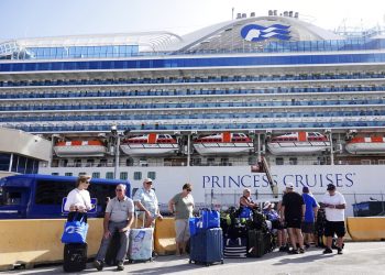 Foto tomada el 13 de febrero del 2020 de pasajeros del crucero Caribbean Princess en Port Everglades, en Fort Lauderdale, Florida. Foto: Joe Cavaretta/South Florida Sun-Sentinel vía AP/Archivo.