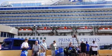 Foto tomada el 13 de febrero del 2020 de pasajeros del crucero Caribbean Princess en Port Everglades, en Fort Lauderdale, Florida. Foto: Joe Cavaretta/South Florida Sun-Sentinel vía AP/Archivo.