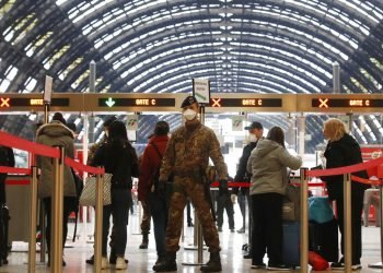 La policía controla el ingreso de pasajeros a la principal terminal de trenes de Milán el 9 de marzo del 2020. Las autoridades dispusieron suspender toda actividad deportiva hasta el 3 de abril como consecuencia del coronavirus. (AP Photo/Antonio Calanni)