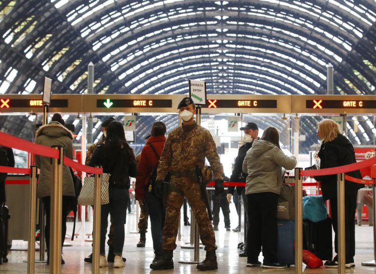 La policía controla el ingreso de pasajeros a la principal terminal de trenes de Milán el 9 de marzo del 2020. Las autoridades dispusieron suspender toda actividad deportiva hasta el 3 de abril como consecuencia del coronavirus. (AP Photo/Antonio Calanni)