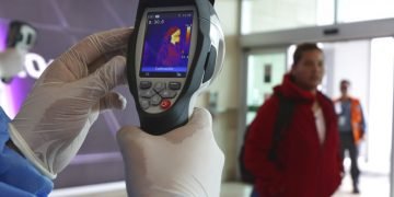 Personal del Ministerio de Salud monitorea la temperatura corporal de los viajeros en el aeropuerto Mariscal Sucre en Quito, Ecuador, el sábado 29 de febrero de 2020. Foto: AP/ Dolores Ochoa.