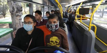 Pasajeros viajan en el metro-bus en la Ciudad de México, el lunes 23 de marzo de 2020, al tiempo que las autoridades de la ciudad anunciaron medidas para contener la propagación del nuevo coronavirus. Foto: Marco Ugarte / AP.