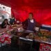 Una mujer sirve tacos en un puesto callejero en San Andrés Mixquic, en las afueras de la Ciudad de México, el lunes 30 de marzo de 2020. Foto: Fernando Llano/AP.