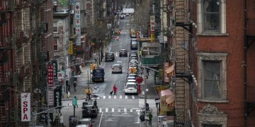 Una mujer cruza una calle con su carro de supermercado en las calles de Chinatown, el jueves 19 de marzo de 2020 en Nueva York. Foto: Wong Maye-E / AP.