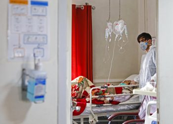 En esta imagen del domingo 1 de marzo de 2020, un médico atiende a una paciente con coronavirus en un hospital en Teherán, Irán. Foto: Ali Shirband/Mizan News Agency vía AP.