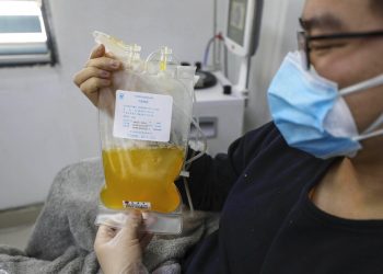 El doctor Zhou Min, un paciente recuperado del COVID-19, dona plasma en el banco de sangre en Wuhan, China. Foto: Chinatopix vía AP.